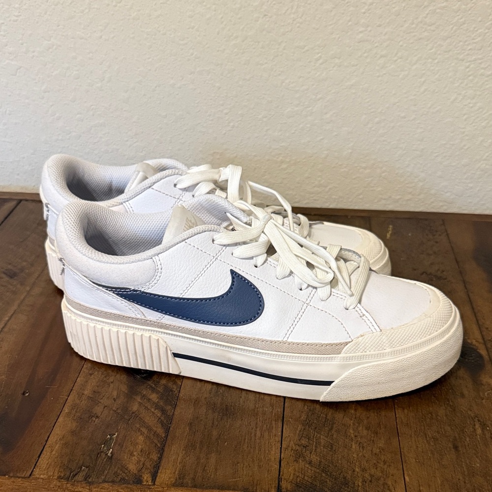 WOMEN'S NIKE COURT LEGACY LIFT PLATFORM SNEAKERS Size 8